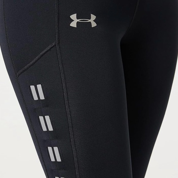 Under Armour UA Qualifier Speedpocket Roadside Runway Crop - Picture 2 of 8